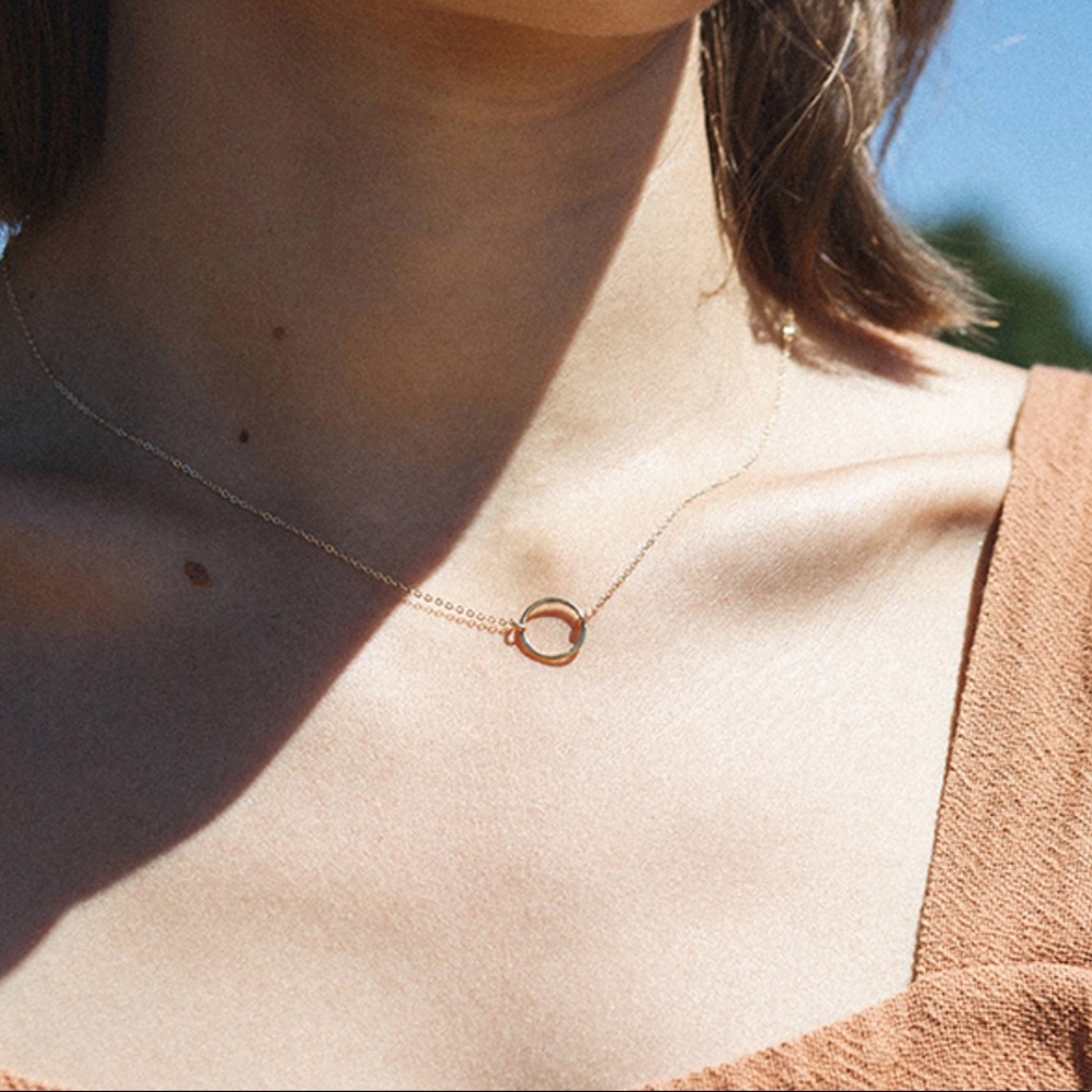 • Finley • Minimalist Circle Necklace - Picture 2 of 3